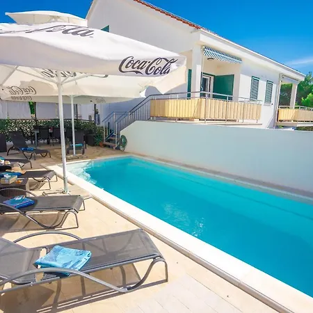 Jerry With Private Pool Milna