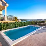 Apartment Jerry With Private Pool Milna (Brac)
